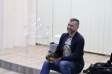 Wieluń: Biblioteka Miejska zaprosiła dzieci na spotkanie z fotografem Piotrem Pabisiakiem
